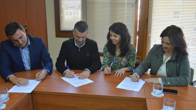Firma del acuerdo de la Plataforma por el Tren Litoral con los partidos políticos.