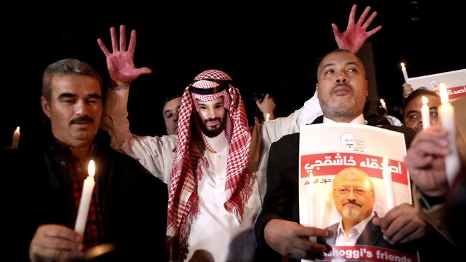 Un hombre con una careta del príncipe saudí y las manos ensangrentadas en un funeral simbólico en Estambul.