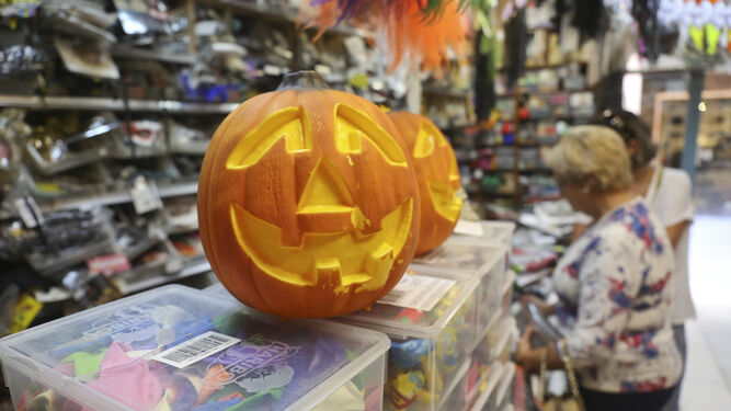 La calabaza, uno de los símbolos más reconocibles de Halloween , en la tienda de disfraces Luis Carrasquilla.
