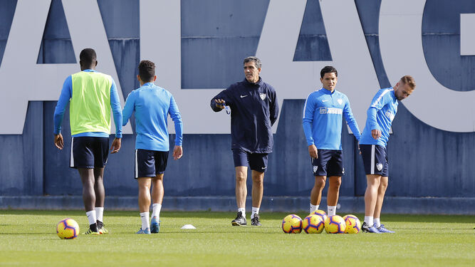Muñiz y algunos de los jugadores del Málaga CF en el entrenamiento de ayer.