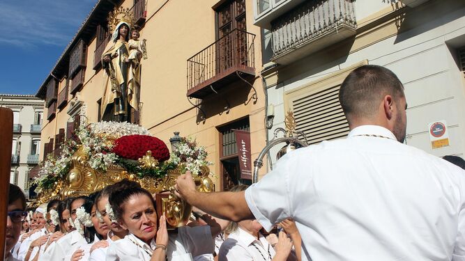 Mujeres portan a la Virgen del Carmen de El Palo por calle Císter tras salir de la Catedral.