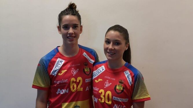Emma Boada y Sole López posan vestidas de la selección española