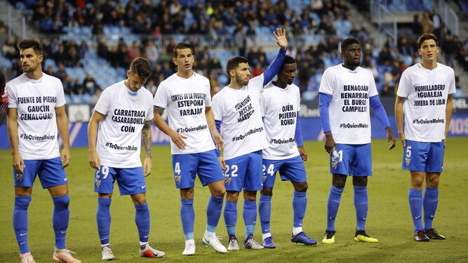Los jugadores del Málaga, con las camisetas de apoyo a los damnificados