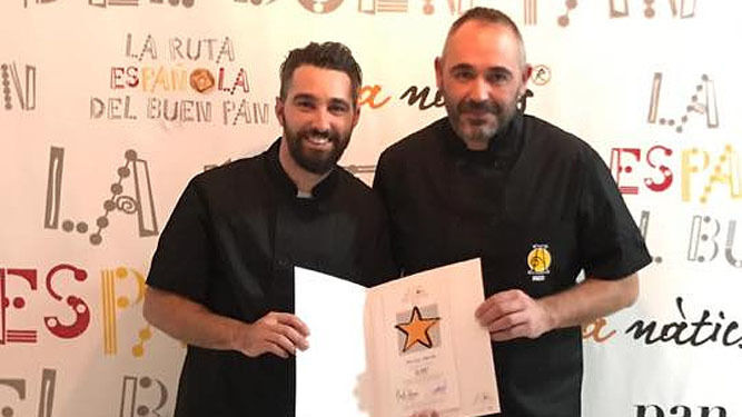 Francisco Ruiz (con el logotipo del horno Artesa en su chaquetilla) recoge su estrella panadera
