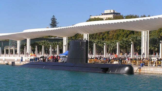 Largas colas para visitar el submarino de la Armada en el puerto.
