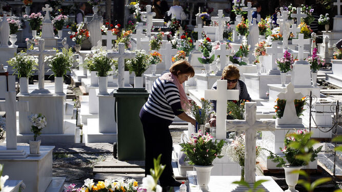 Los cementerios de Málaga amplían su horario para facilitar la visita por  el Día de Todos los Santos