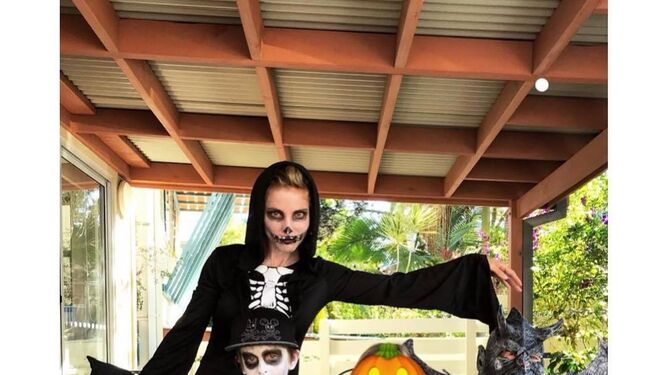 Elsa Pataky celebr&oacute; Halloween junto a su familia disfrazada de La Muerte.