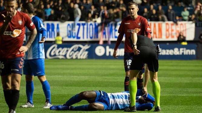 Una acción del Osasuna-Málaga, con Koné en el suelo.