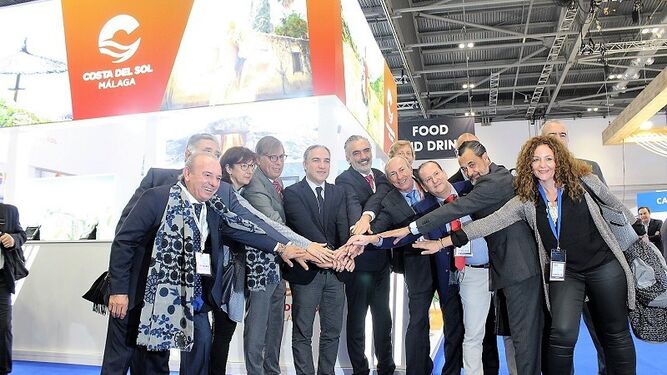 El presidente de Turismo Costa del Sol, Elías Bendodo, junto a alcaldes y empresarios, ayer en la inauguración de la WTM 2018.