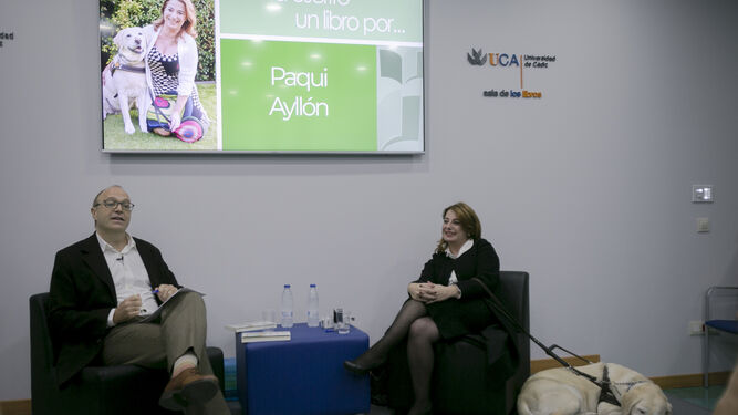Paqui Ayllón conversa con Daniel Heredia en la presentación de su libro 'La lectora ciega'.