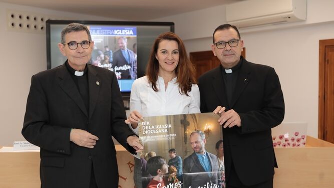 El vicario general (i), el ecónomo diocesano (d) y la portavoz de la Diócesis de Málaga