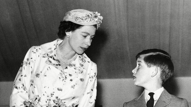 Con su madre, la reina Isabel II, cuando era un niño.