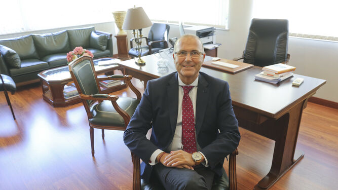 El decano y presidente de la Conferencia Nacional de Decanos de Medicina, Pablo Lara, en su despacho de la Facultad de Medicina de la UMA.