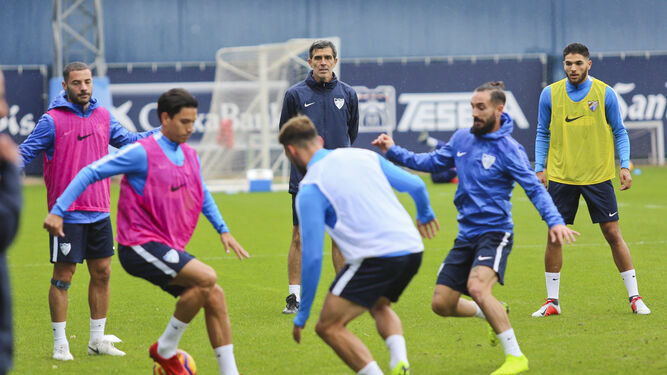 Muñiz observa a sus hombres en el entrenamiento del Málaga CF del pasado lunes.