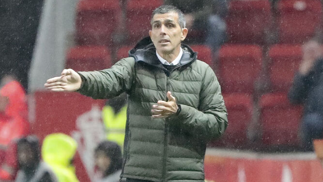Juan Ramón López Muñiz da indicaciones durante el Sporting-Málaga.