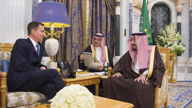 El jefe de la diplomacia británica, Jeremy Hunt, durante un encuentro en Riad con el rey saudí, Salman ben Abdulaziz.