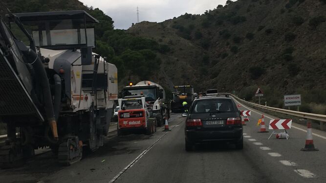 Trabajos de reparación de la carretera entre Ardales y Málaga.