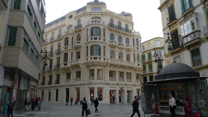 El edificio de Félix Sáenz y la tienda de H&M en las plantas baja y primera.