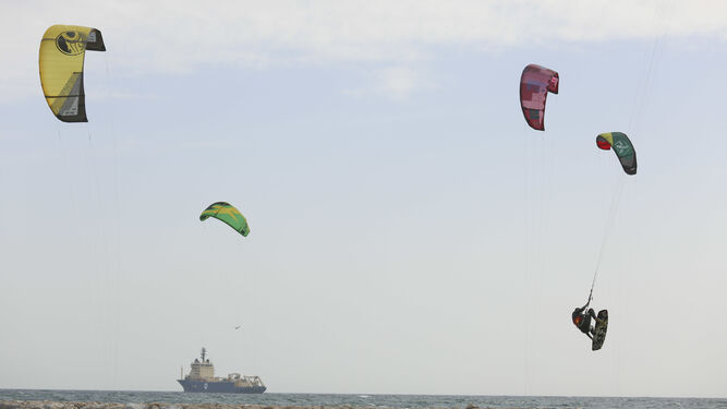 Aficionados al kitesurf ayer en la playa de La Malagueta.