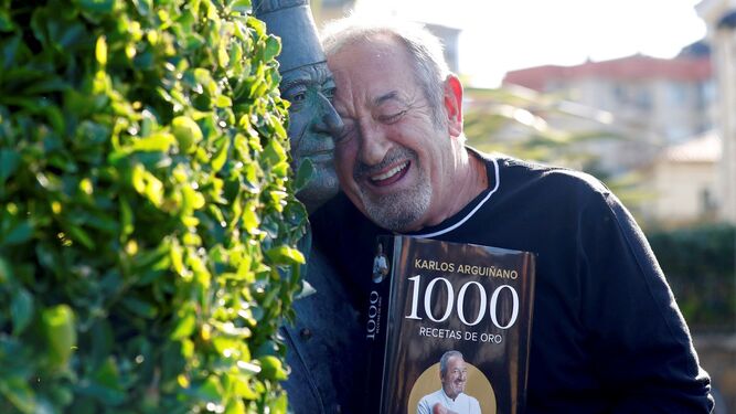 El chef, con su nuevo libro, ‘1.000 recetas de oro’, de Planeta.