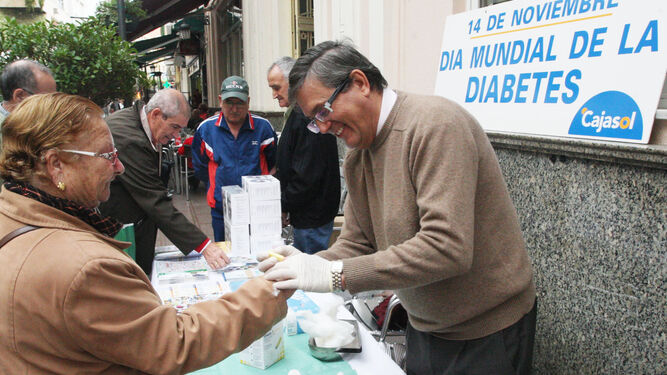 Una señora se realiza una prueba de azúcar en una mesa informativa en La Línea, con motivo de la celebración del día mundial de esta enfermedad.