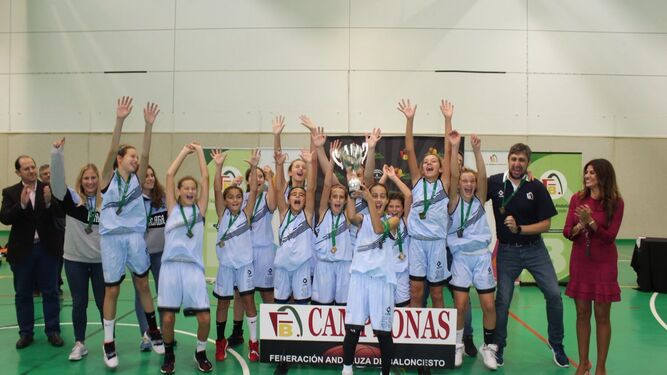 La selección malagueña de Minibasket Femenino celebra el título.
