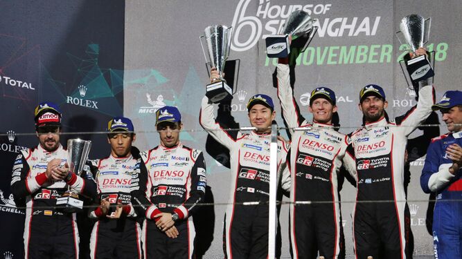 El equipo de Toyota tras las Seis Horas de Shanghái.
