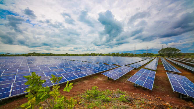 Imagen de un parque solar construido por Solarcentury en Panamá, similar a los que instalará en la provincia de Sevilla.