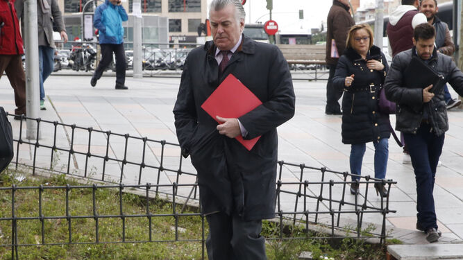 El ex tesorero del PP Luis Bárcenas  llegando a los Juzgados de Plaza de Castilla para una comparecencia judicial en marzo de 2016.