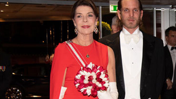 La princesa Carolina, con su hijo Andrea, posa antes de la cena por el Día Nacional de Mónaco.