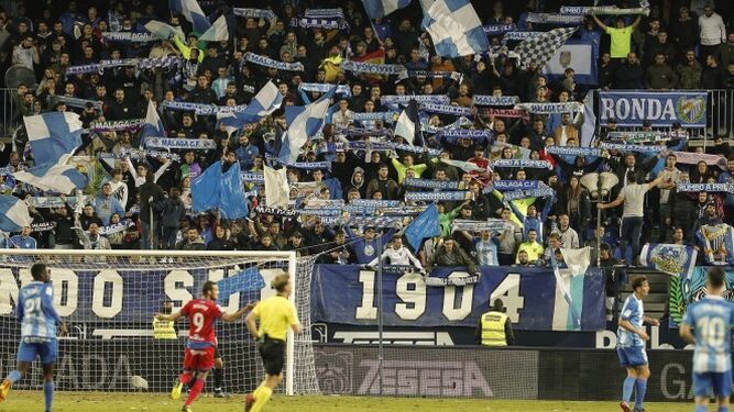 La afición del Málaga anima durante un partido.