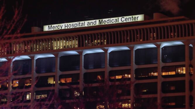 Vista del Hospital Mercy, escena de un tiroteo en Chicago, Illinois.