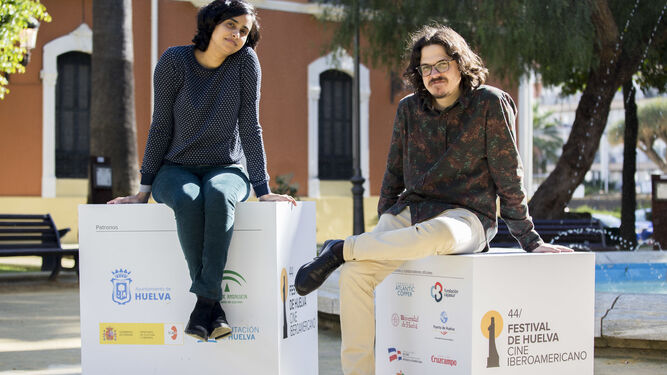 Natalia Cabral y Oriol Estrada posan en la Casa Colón