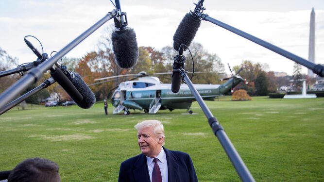 Donald Trump atiende a los medios antes de partir de la Casa Blanca.