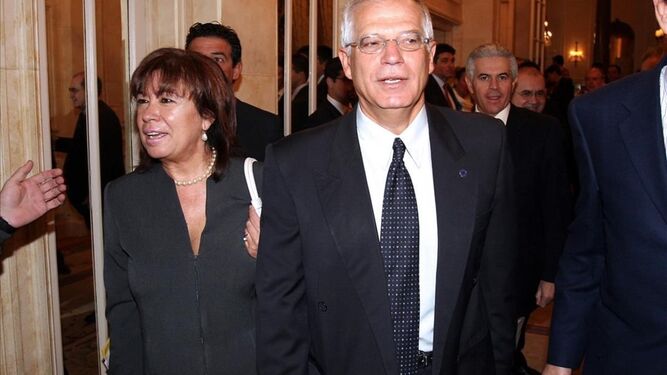 Cristina Narbona y Josep Borrell, en un acto público de su partido.