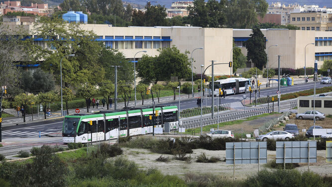 Un tren del Metro de Málaga a su paso por la Universidad.