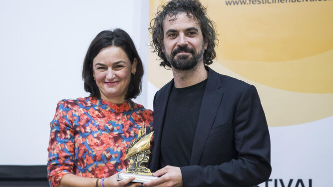 Álvaro Brechner, director de ‘La noche de 12 años’, recibe de manos de la periodista Begoña López el Premio Manuel Barba.