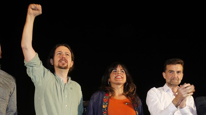 Pablo Iglesias, Teresa Rodríguez y Antonio Maíllo, en el mitin de Adelante Andalucía en Sevilla.