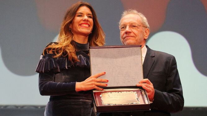 La directora de ‘Todos los caminos’, Paola García, recoge el Premio Juan Ramón Jiménez de la Sección Talento Andaluz que le entrega Antonio Gonzalo.