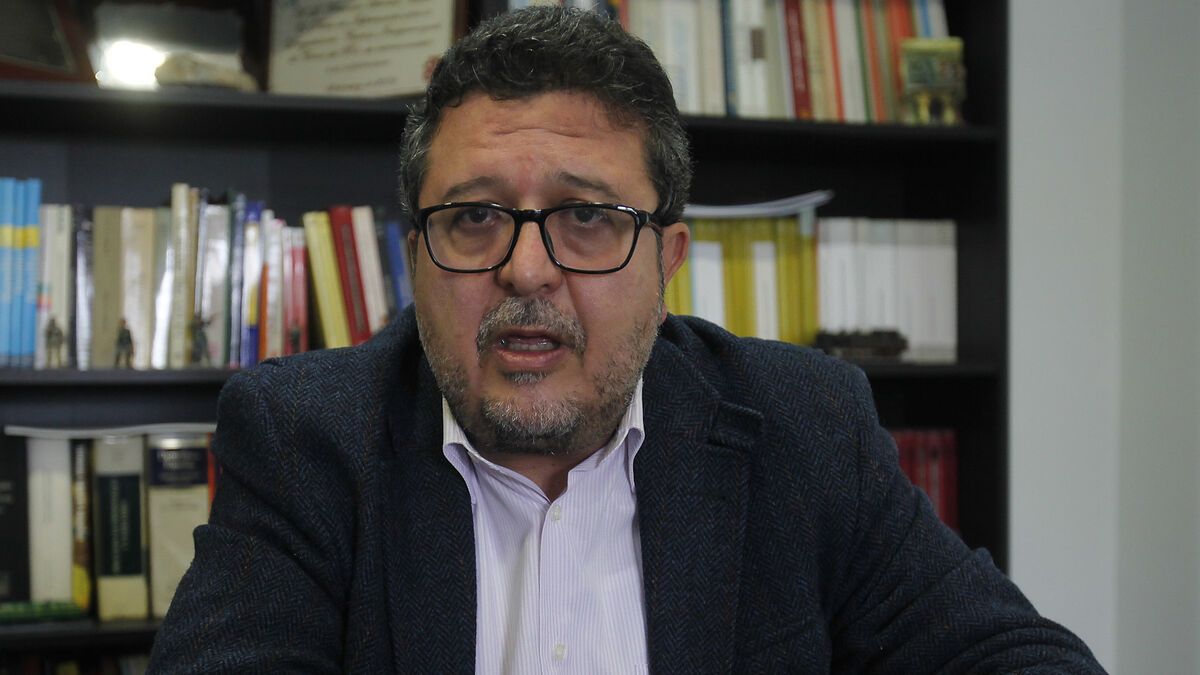 El ex juez  Francisco Serrano, en su despacho. Foto: José Ángel García