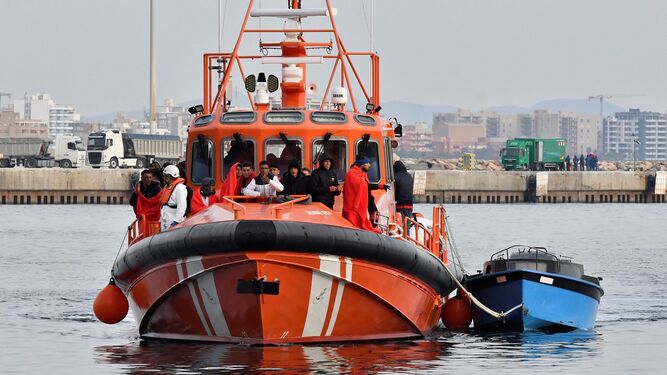 Un barco de Salvamento Marítimo tras rescatar a un grupo inmigrantes, a su llegada al puerto de Almería.