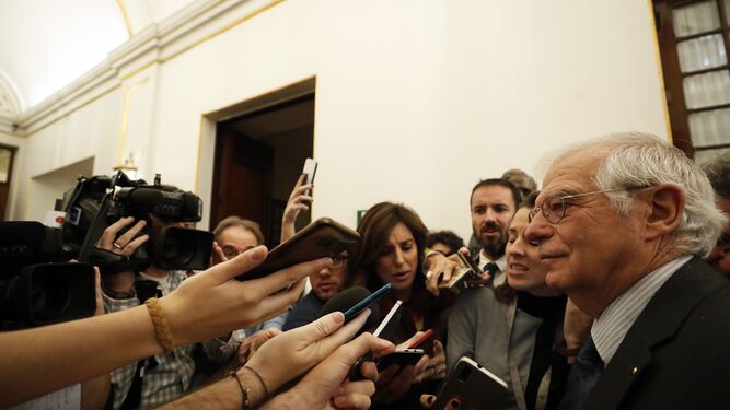 Josep Borrell, atendiendo a la prensa en elos pasillos del Congreso.