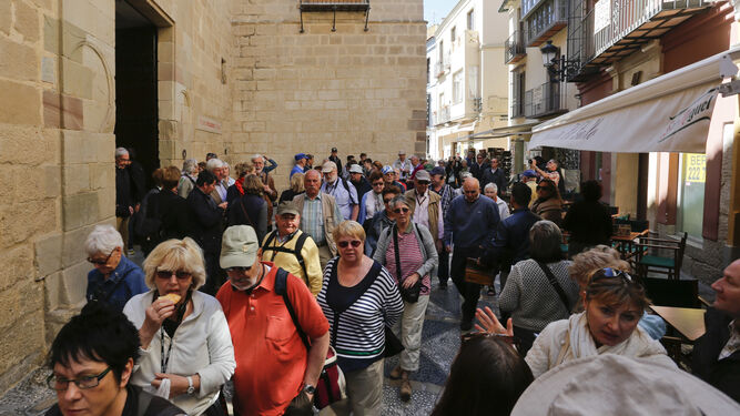 Turistas junto al Museo Picasso de Málaga