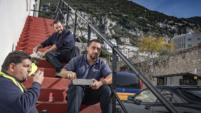 Trabajadores españoles del alcantarillado de Gibraltar durante el descanso del almuerzo