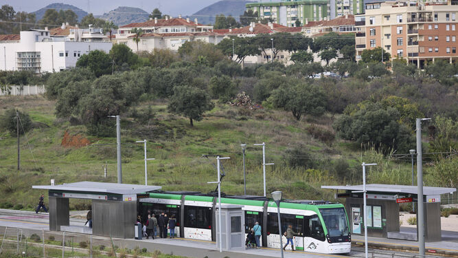 Uno de los trenes del Metro de Málaga, en una de las paradas del tramo en superficie de la Universidad.