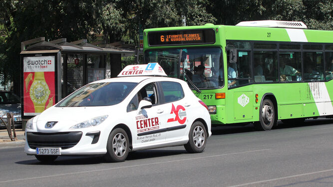 Un coche de autoescuela por una calle de Córdoba