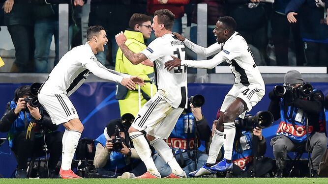 Cristiano Ronaldo celebra el gol de Mandzukic al Valencia.