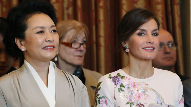 La reina Leticia con la primera dama china, Peng Liyuan, en el Teatro Real.