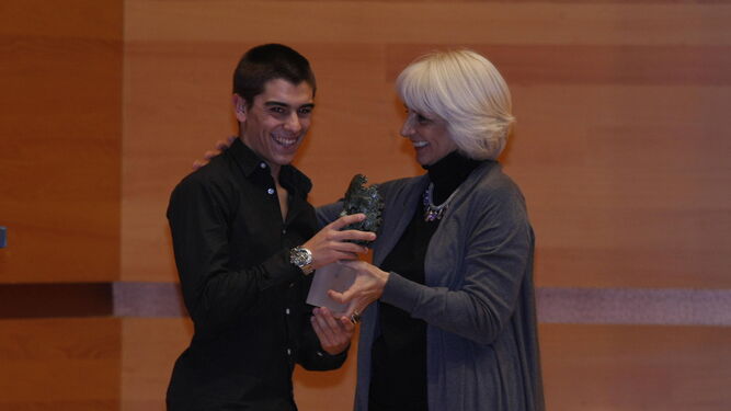 Alberto Moncayo recibe el premio de manos de Teófila Martínez.