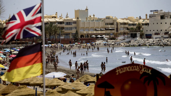 Una bandera británica ondea junto a una alemana en una playa de Benalmádena.